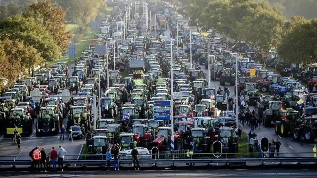 Полиция стреляет в трактор во время протеста фермеров в Нидерландах