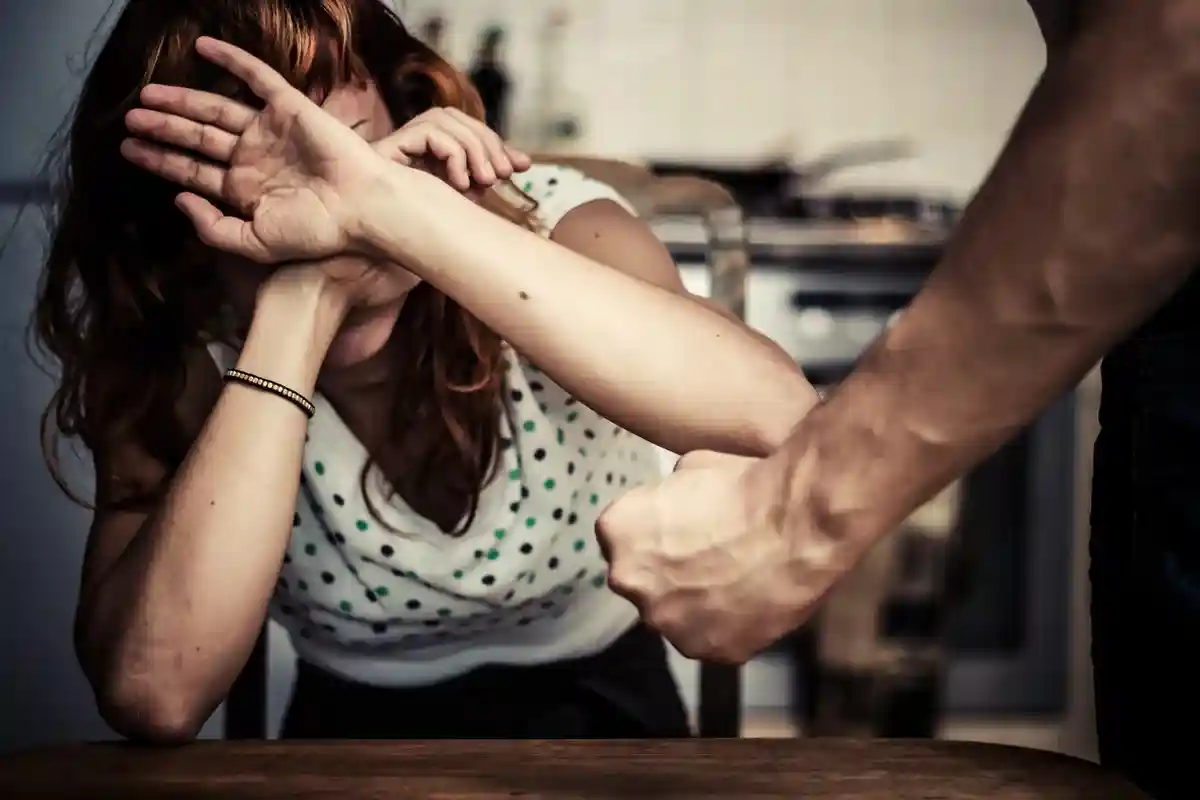 Помощь жертвам домашнего насилия. Фото: Lolostock / Shutterstock.com