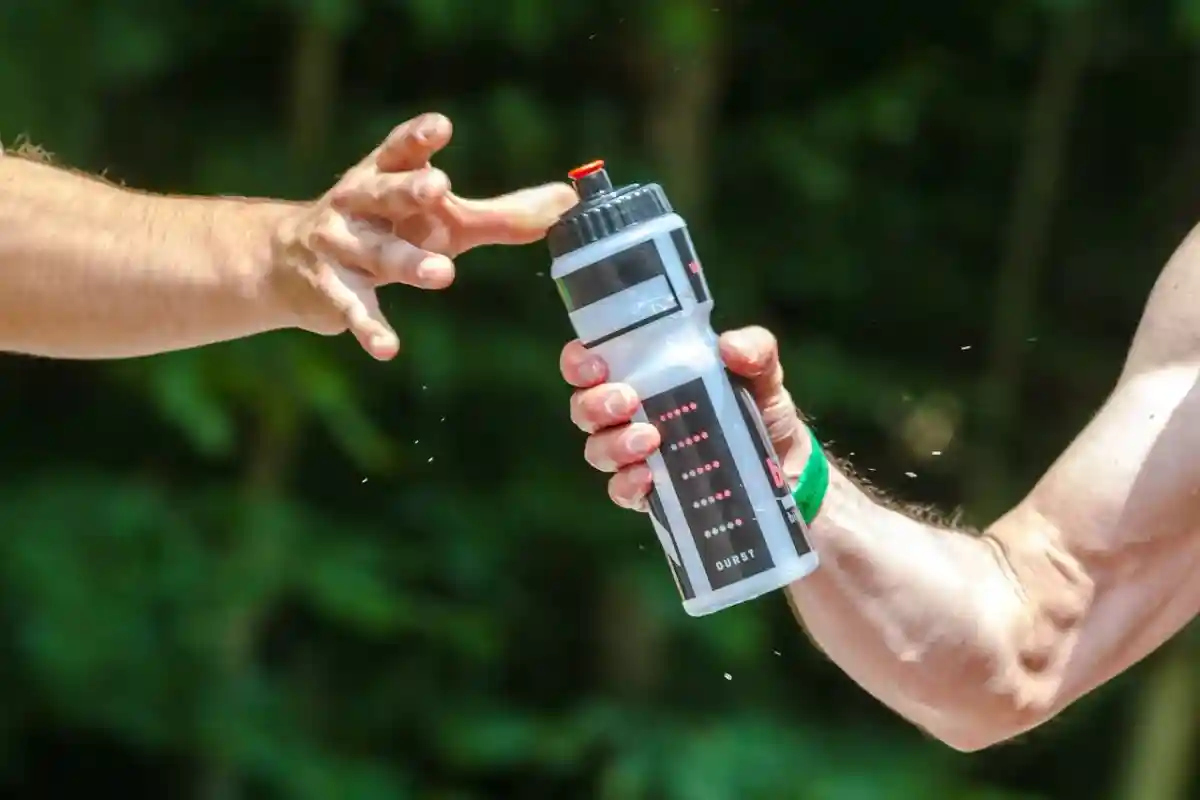 Поход во время жары: чаще пейте воду небольшими глотками. Фото: Jana Wersch / Pixabay.com