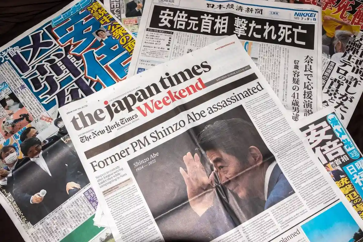 Заголовки газет после смерти Синдзо Абэ. Фото: KenSoftTH / Shutterstock.com