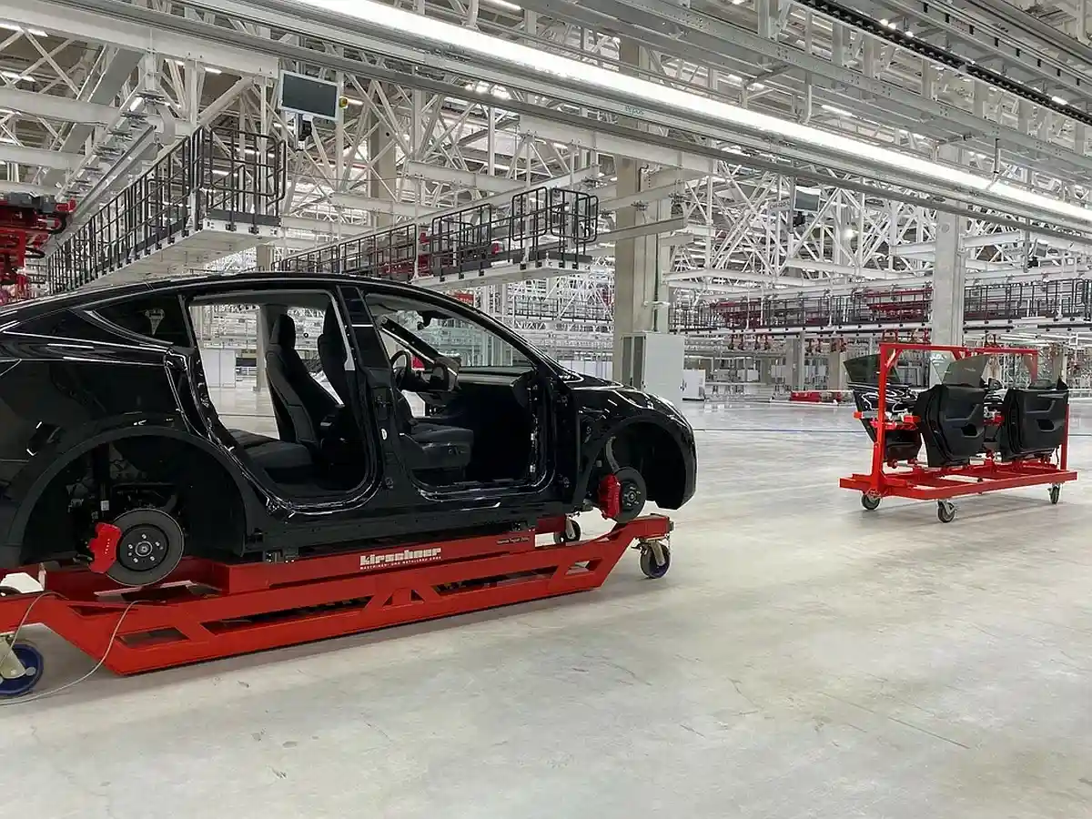 Роботы на новом заводе Tesla в Грюнхайде снова будут простаивать, а большая часть рабочих должны будут уйти в двухнедельный отпуск. gofra / shutterstock.com 
