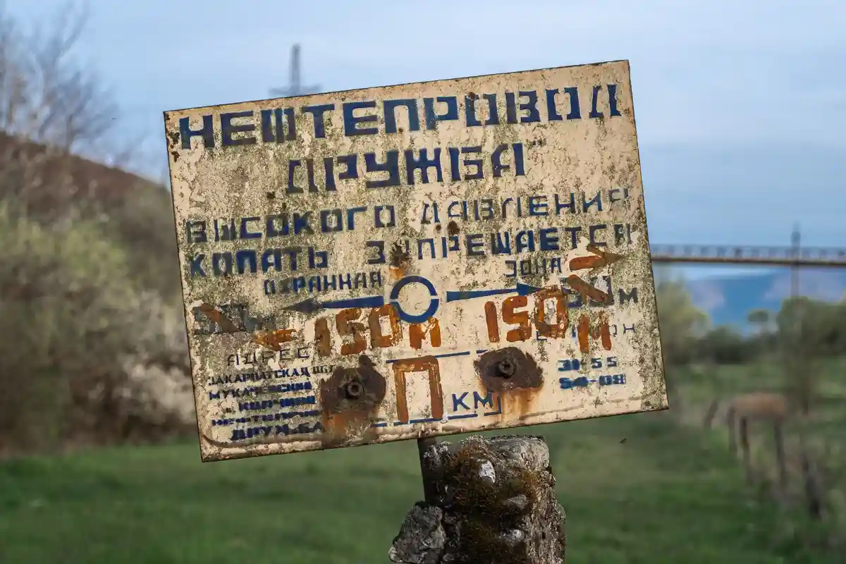 Табличка с информацией о нефтепроводе 'Дружба'. Фото: Dmytro Falkowskyi / Shutterstock.com