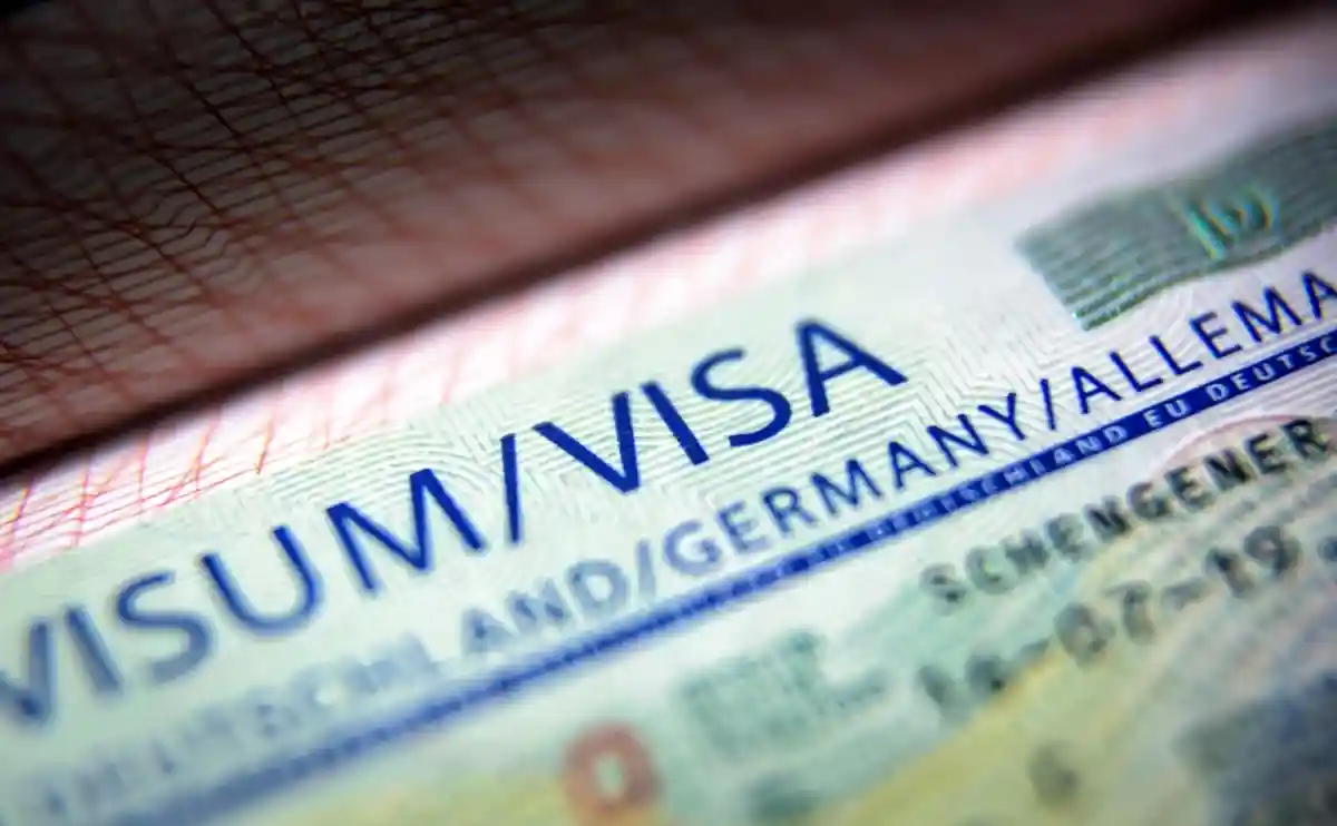 Продлить визу в Германии. Фото: Viacheslav Lopatin / Shutterstock.com