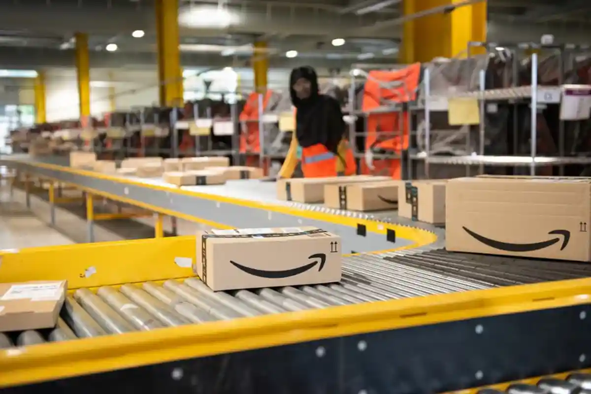 Прокуратура проводит проверку Amazon, в трех штатах проинспектировали склады. Фото: Frederic Legrand - COMEO / shutterstock.com
