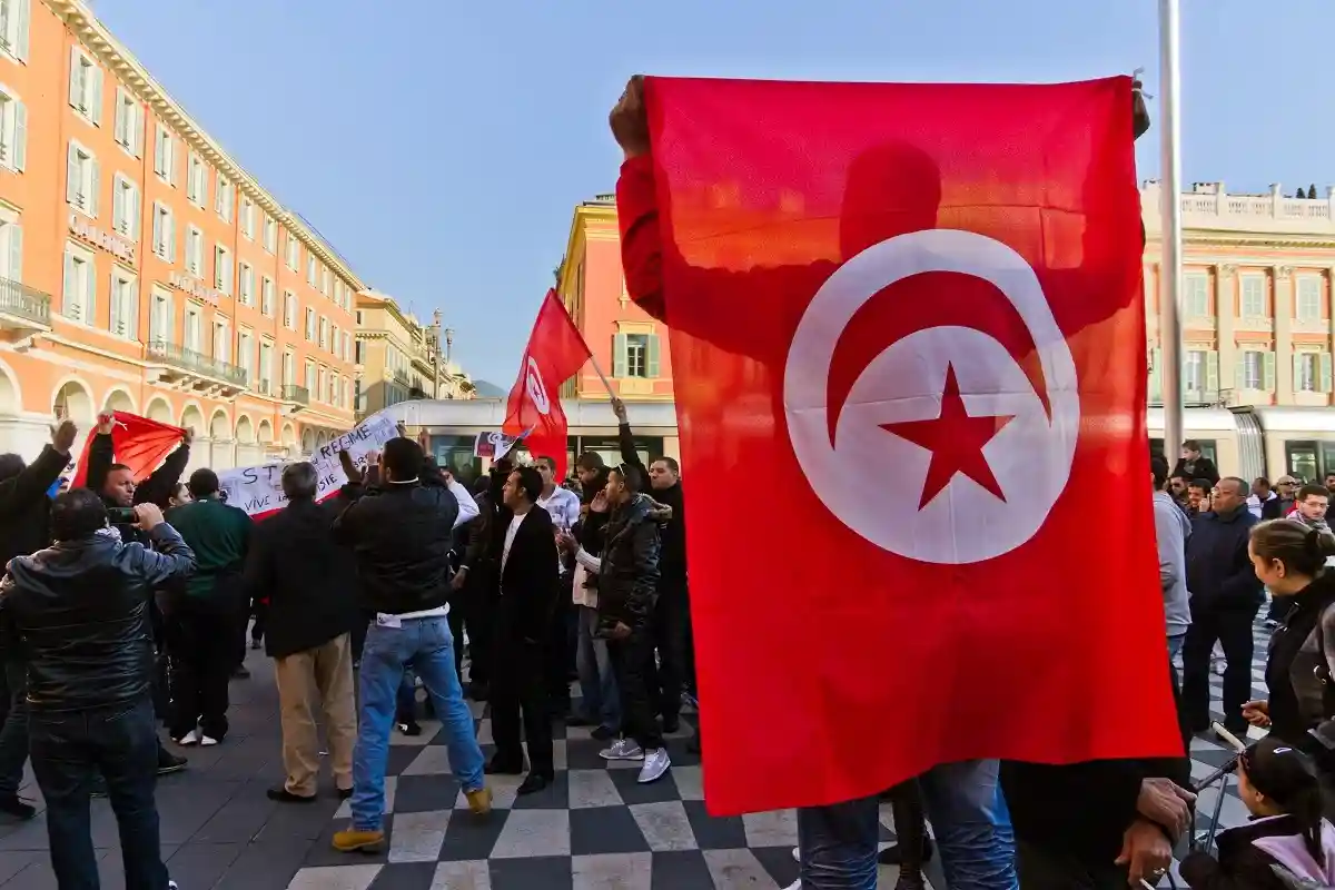 Сотни людей протестуют против референдума в Тунисе