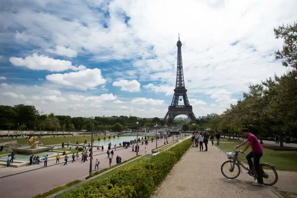 Париж — это возможность увидеть Эйфилеву башню и попробовать хрустящие круассаны. Фото: Karina Bostanika / shutterstock.com 
