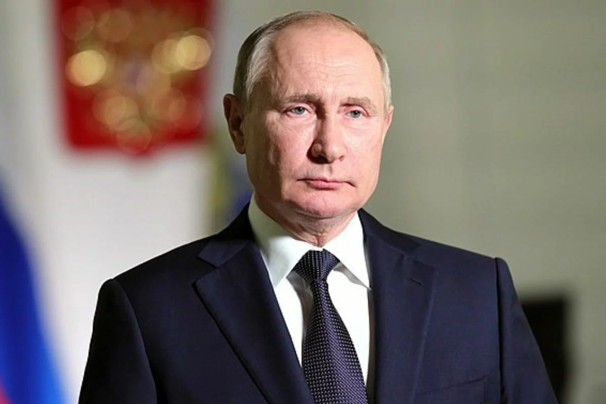 Иноагенты, пионерия и госизмена: Путин подписал больше 100 законов за день