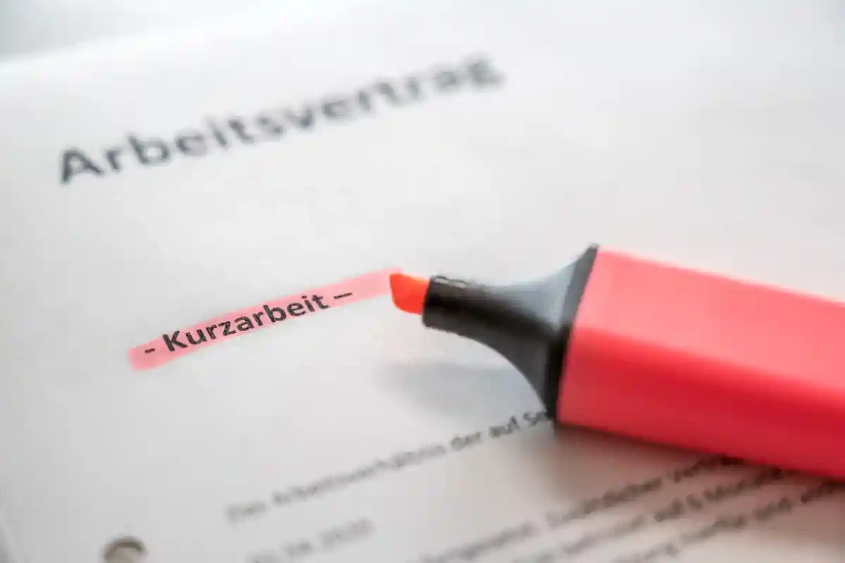 Пи увольнении необходимо зарегистрироваться как безработный, чтобы получать пособие. Фото: Ralf Geithe / Shutterstock.