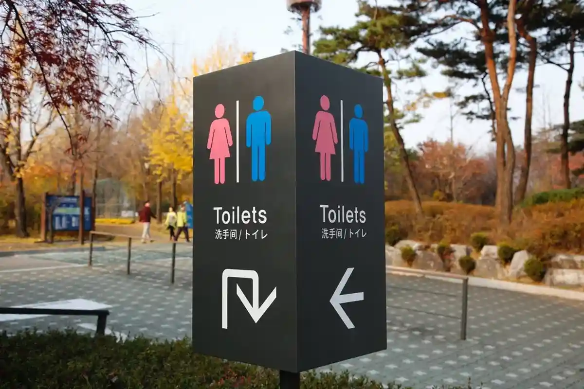 Британцы предпочитают раздельные раздевалки и туалеты. Фото: 준섭 윤 / Pexels.com