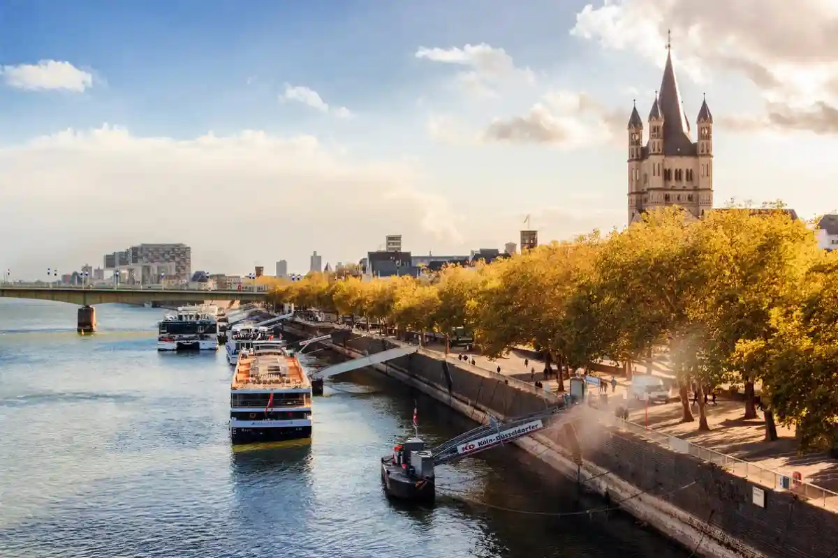 Прокатитесь на лодке по реке Рейн. Фото: Kateryna Synelnyk / Shutterstock.