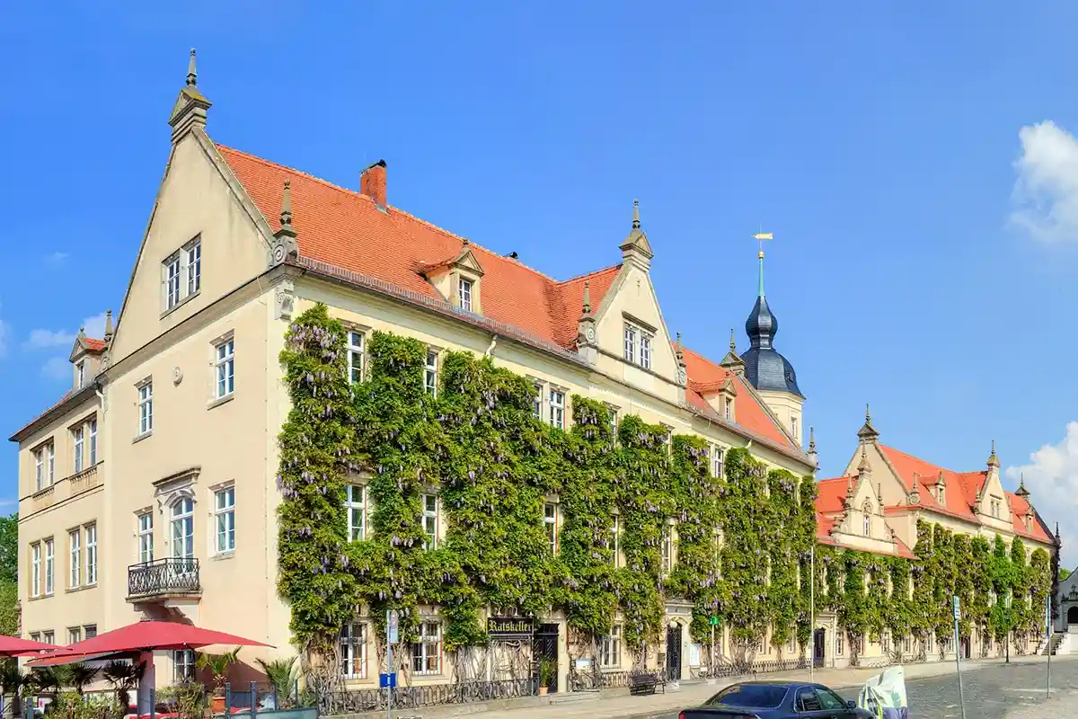 Если бы не живописный плющ, Ратуша ничем бы не отличалась от большинства подобных зданий в Германии. Фото Wikimedia