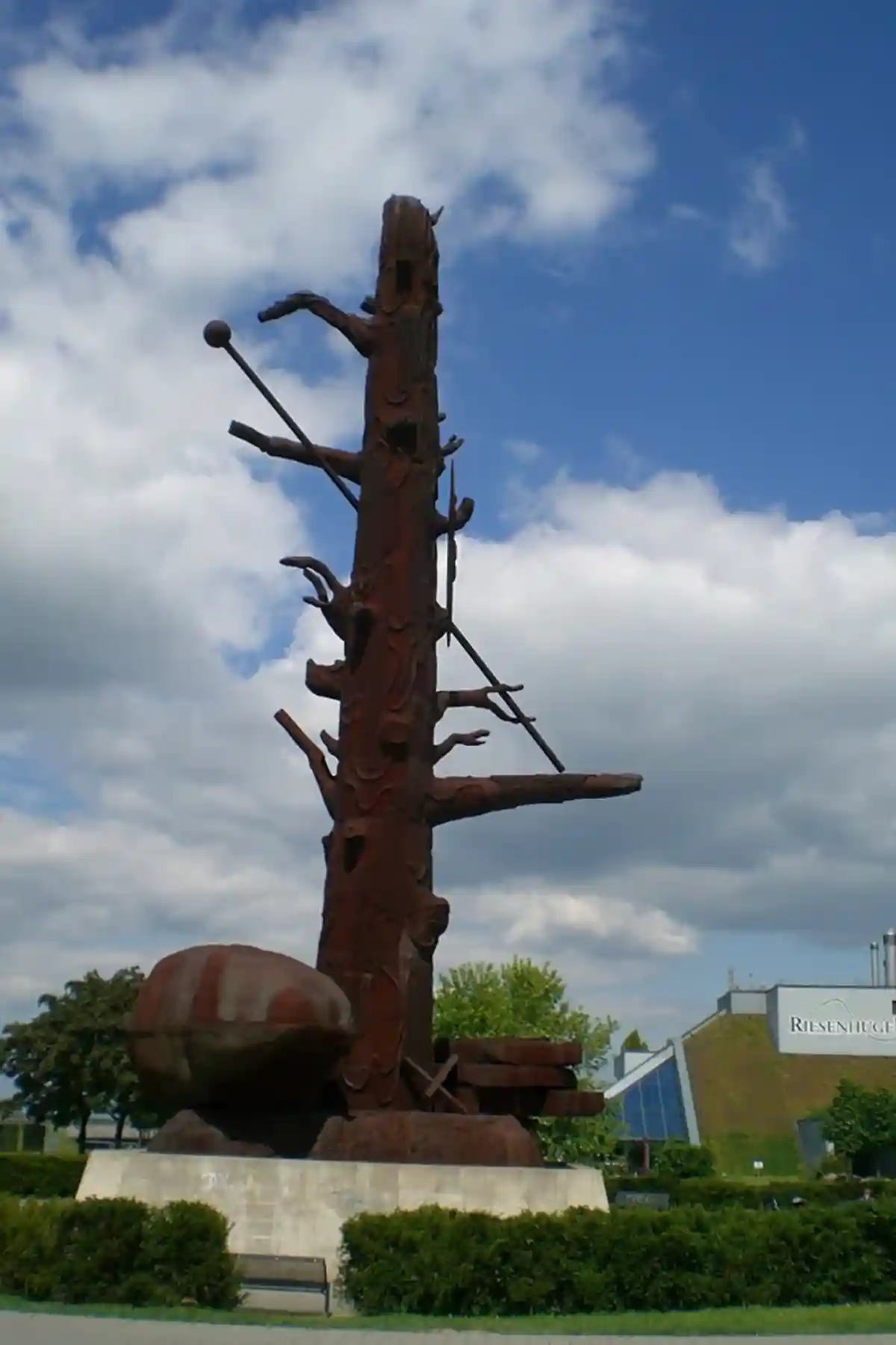 Среди местных жителей скульптура больше известна под названием «Ржавый дуб». Фото Wikimedia