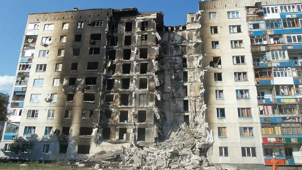 Российские войска окружают Лисичанск: жилой дом, сильно повреждённый во время вооружённого конфликта. Фото: wikipedia.org
