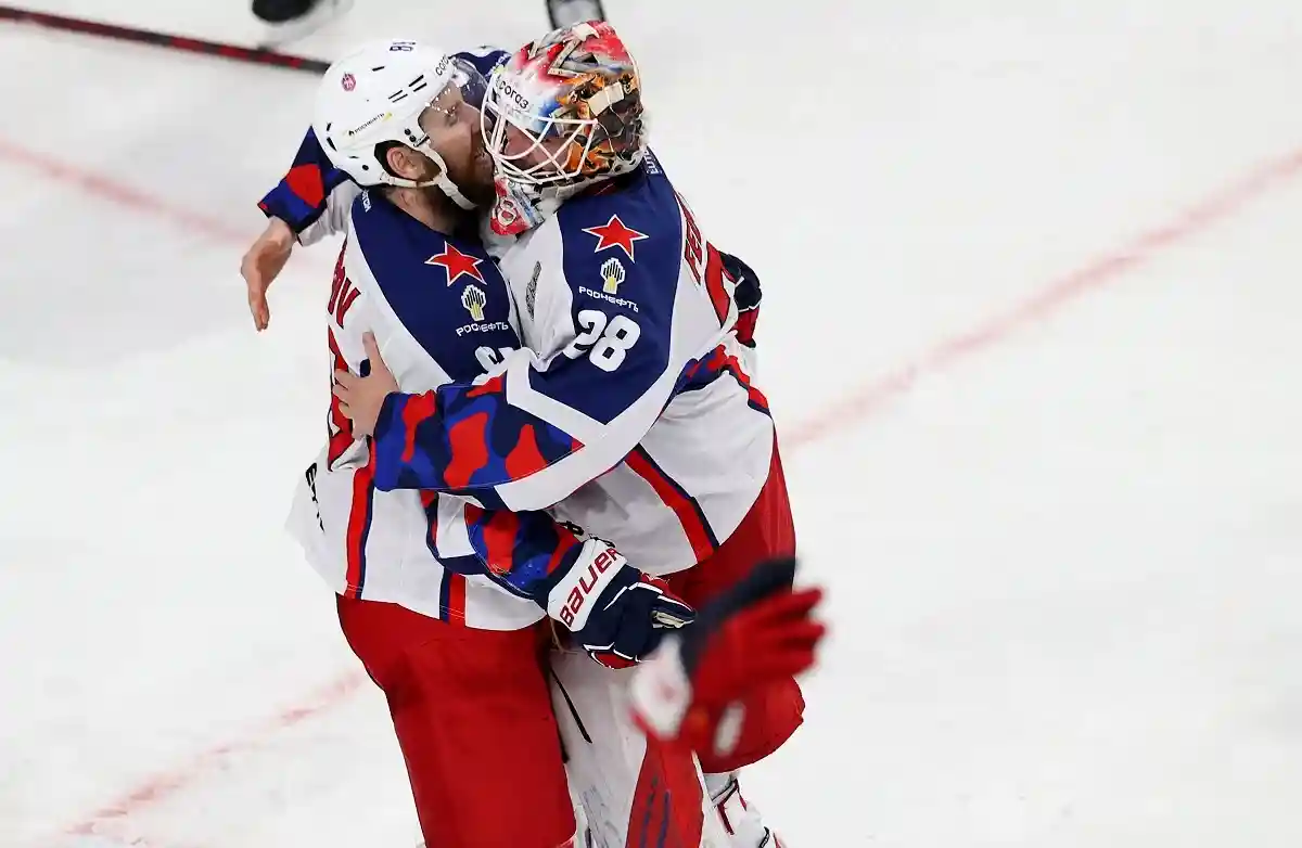 Российский хоккеист Иван Федотов в прошлом сезоне выиграл чемпионат КХЛ, а теперь его карьера под угрозой. Фото: cska-hockey.ru