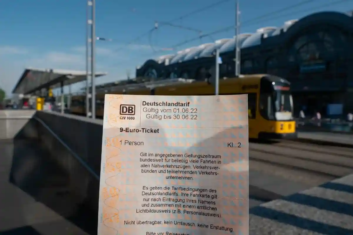 До конца августа в Германии действует билет за 9 евро. После этого могут подорожать билеты или абонементы на общественный транспорт. Фото: 1take1shot / Shutterstock.com