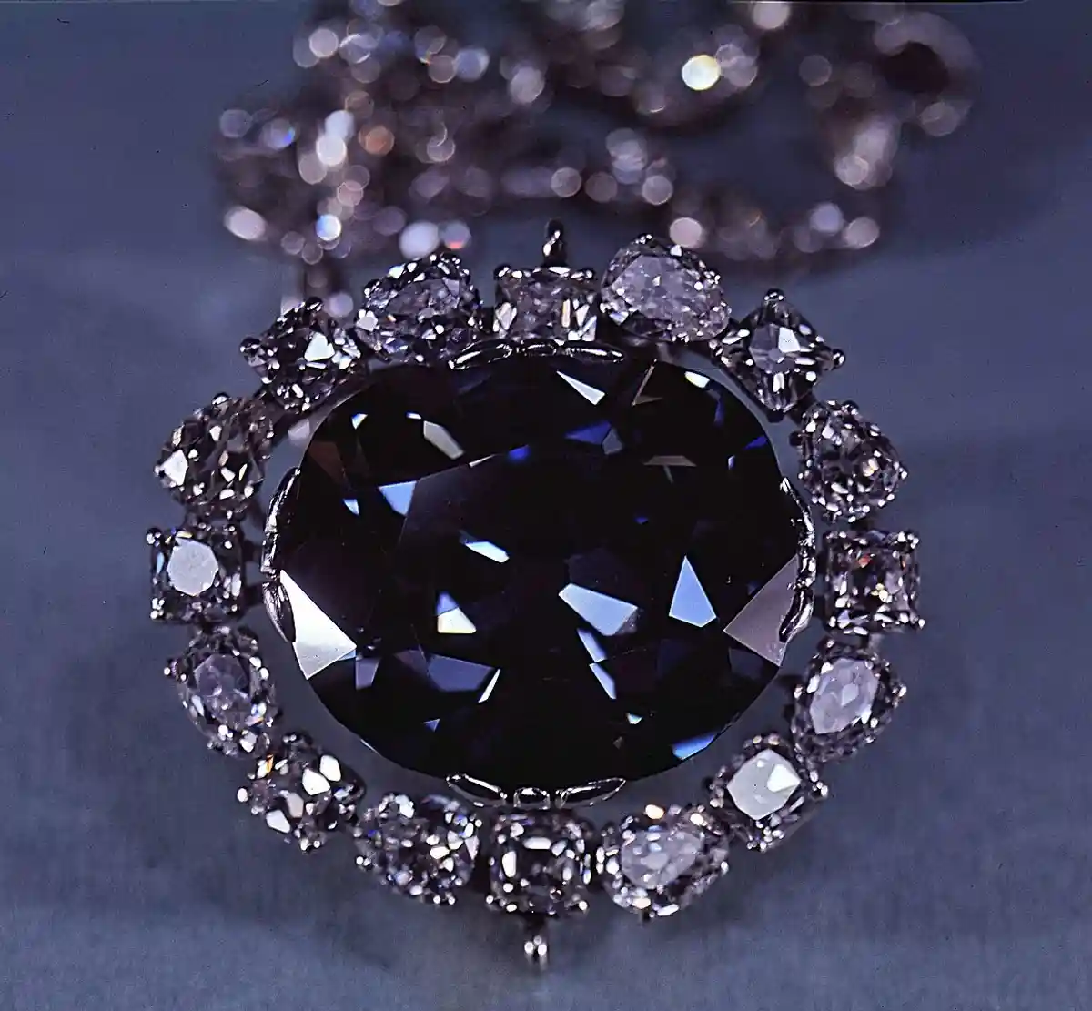 Самый большой розовый алмаз: цветные алмазы ценятся больше, чем бесцветные. Самый известный цветной бриллиант — бриллиант Хоуп. Hope Diamond / wikimedia.org