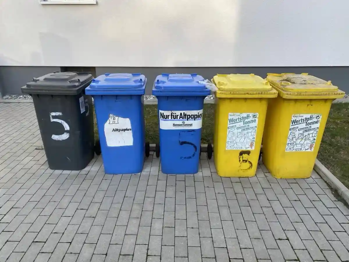 Но будьте осторожны: ситуация иная, когда возвратные бутылки и банки забирают из частных мусорных баков и контейнеров. Фото: Kamila Schmidt / aussiedlerbote.de 