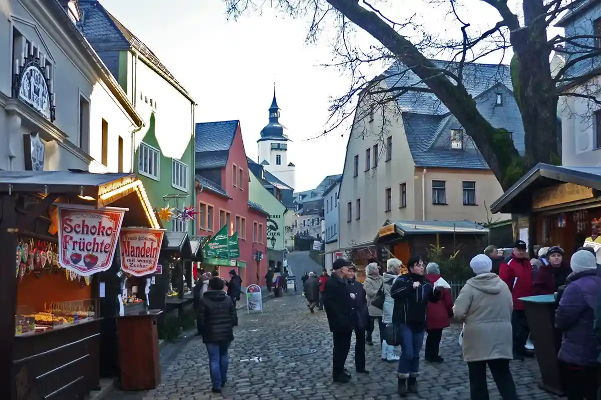 Рождественский магазинчик, в котором можно купить все атрибуты для празднования любимого зимнего праздника в любое время года Weihnachtsmarkt. Фото Wikimedia