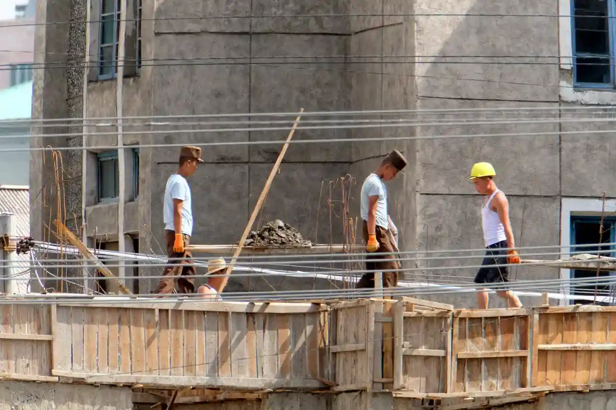 Северокорейские рабочие могут отправиться на восстановление Донбасса. На фото они трудятся на стройке на границе с Китаем. Фото: Stefan Bruder / shutterstock.com