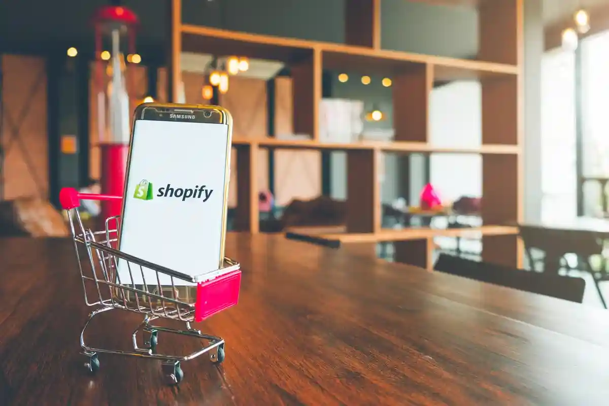 Shopify увольняет сотрудников. Фото: justplay1412 / Shutterstock.com