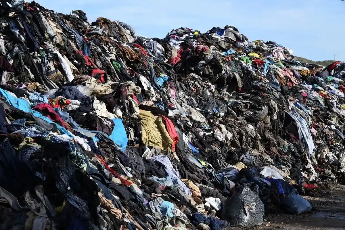65% использованного текстиля попадает на свалки или в мусоросжигательные печи. Фото: Ernest Rose / shutterstock.com