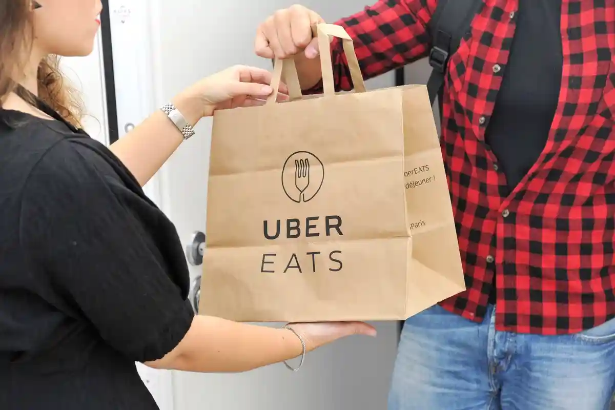 Доставка еды «Uber Eats» в Мангейме и Людвигсхафене. Фото: Delbo Andrea / Shutterstock.com