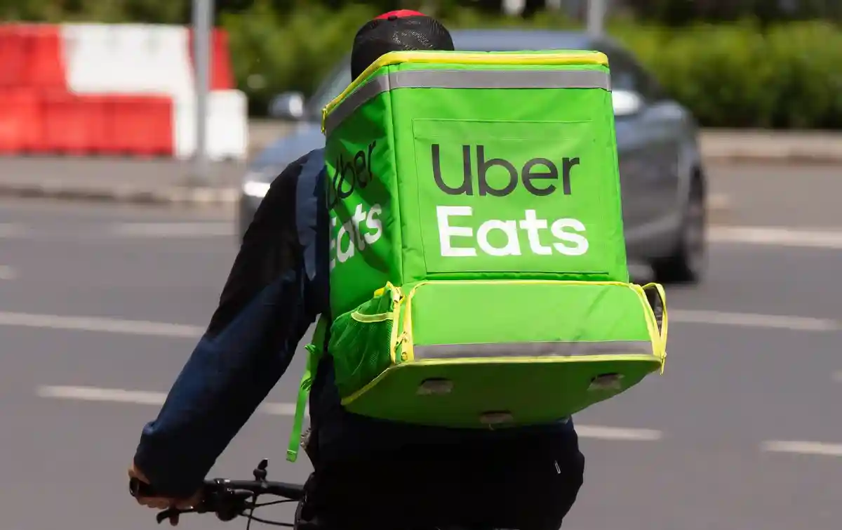Курьер «Uber Eats» в Мангейме и Людвигсхафене. Фото: LCV / Shutterstock.com