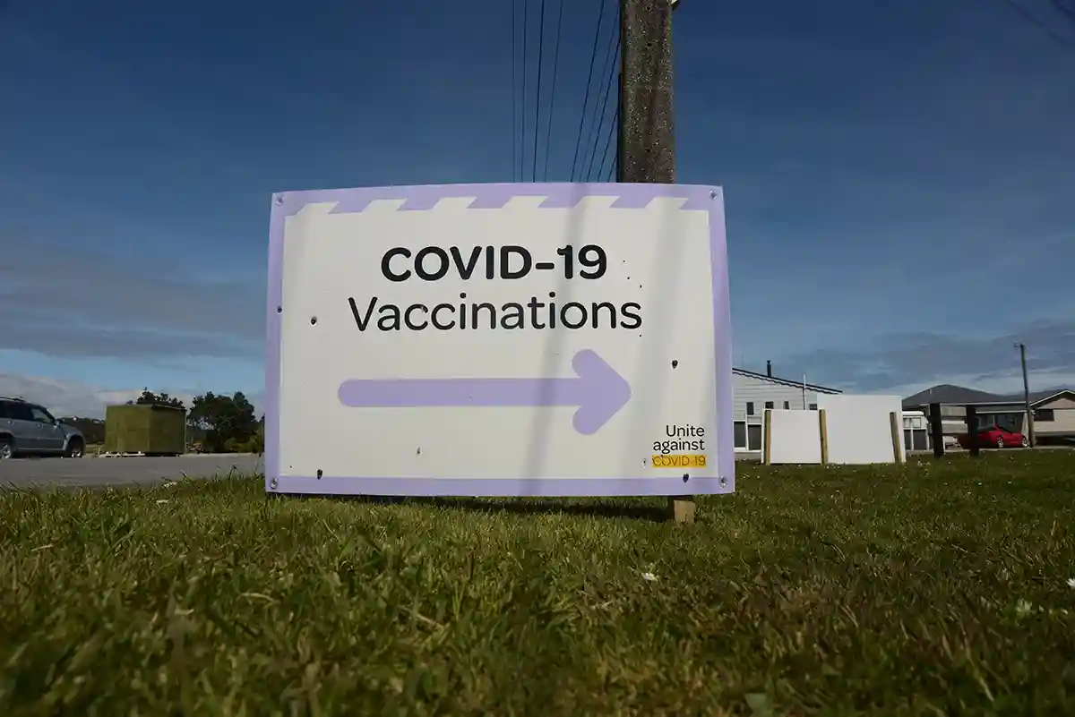 Смертность от COVID-19 в Новой Зеландии достигла рекорда, хотя практически все население вакцинировалось. Фото: Lakeview Images / Shutterstock.com