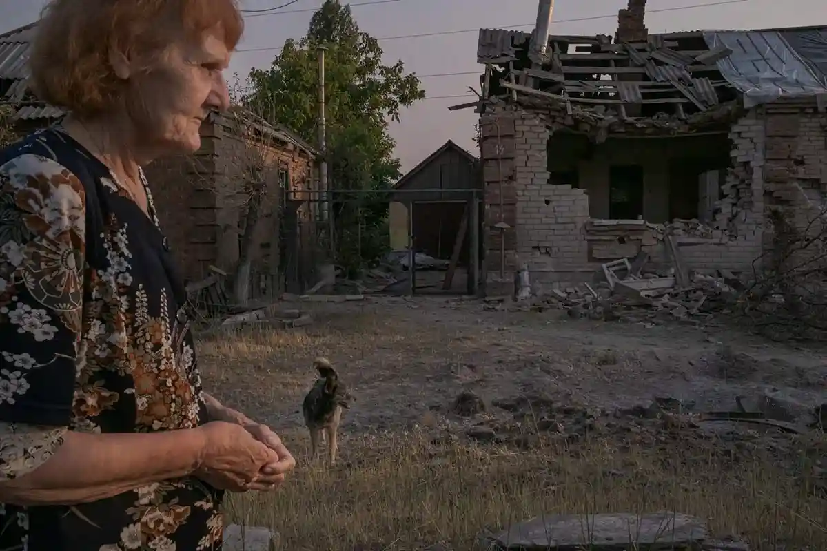 Женщина перед разрушенным домом в Славянске. Фото: Mauricio Lima
