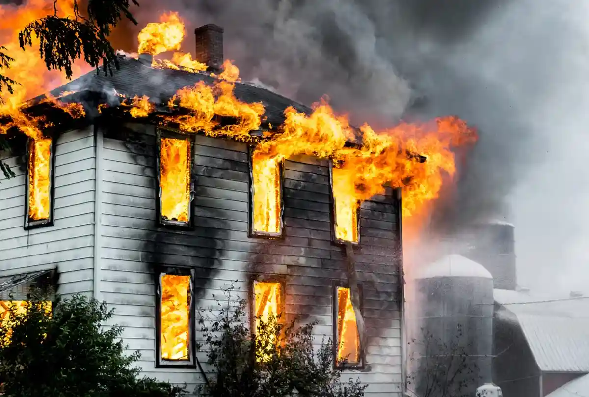 Солдаты сжигали жилые дома мирных жителей. Фото: Sean Thomforde / Shutterstock.com