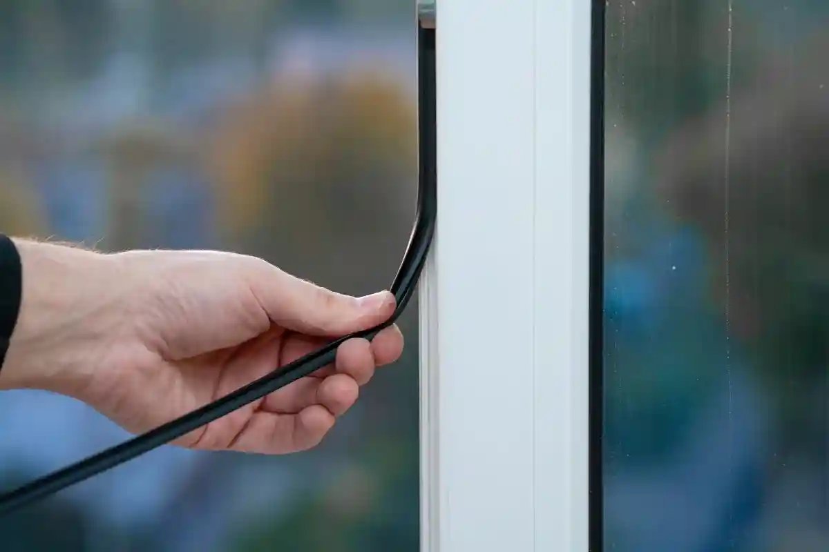 Советы по экономии энергии: герметизируйте окна и двери. Фото: Try_my_best / shutterstock.com