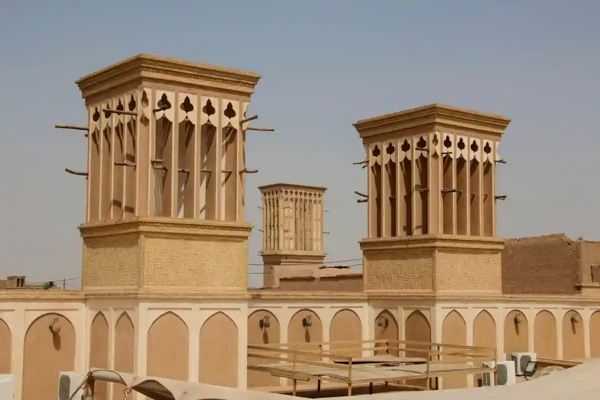 Некоторые конструкции, такие как ветроуловители в Северной Африке и на Ближнем Востоке, спасали от жары на протяжении веков. Фото: MAVRITSINA IRINA / shutterstock.com 