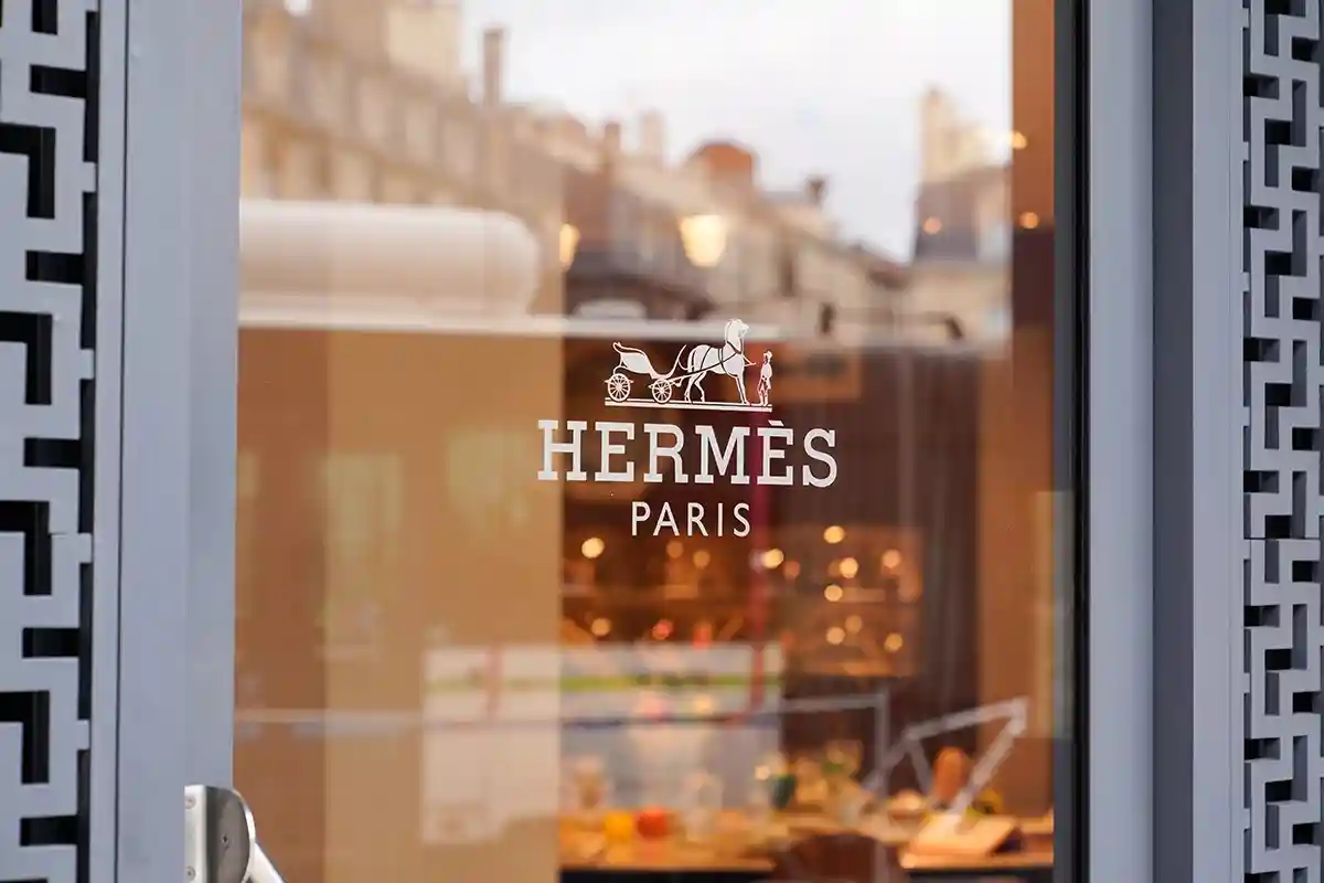 Бутики Hermes во Франции получили самую большую прибыль за счет большого потока туристов. Фото: sylv1rob1 / Shutterstock.com