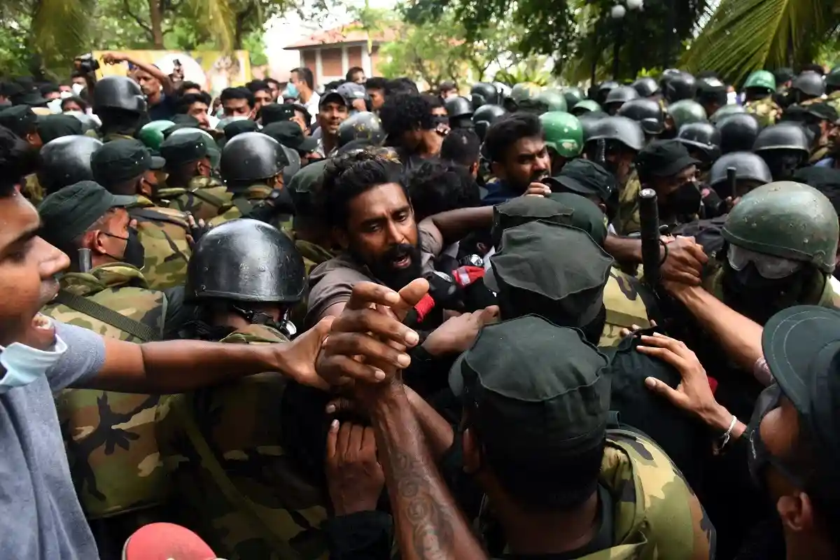 Силы безопасности Шри-Ланки атаковали лагерь протестующих
