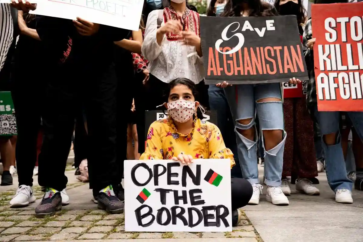  Тысячи людей, бежавших от талибов, теперь вынуждены бороться с американской бюрократией. Фото: Luigi Morris / shutterstock.com