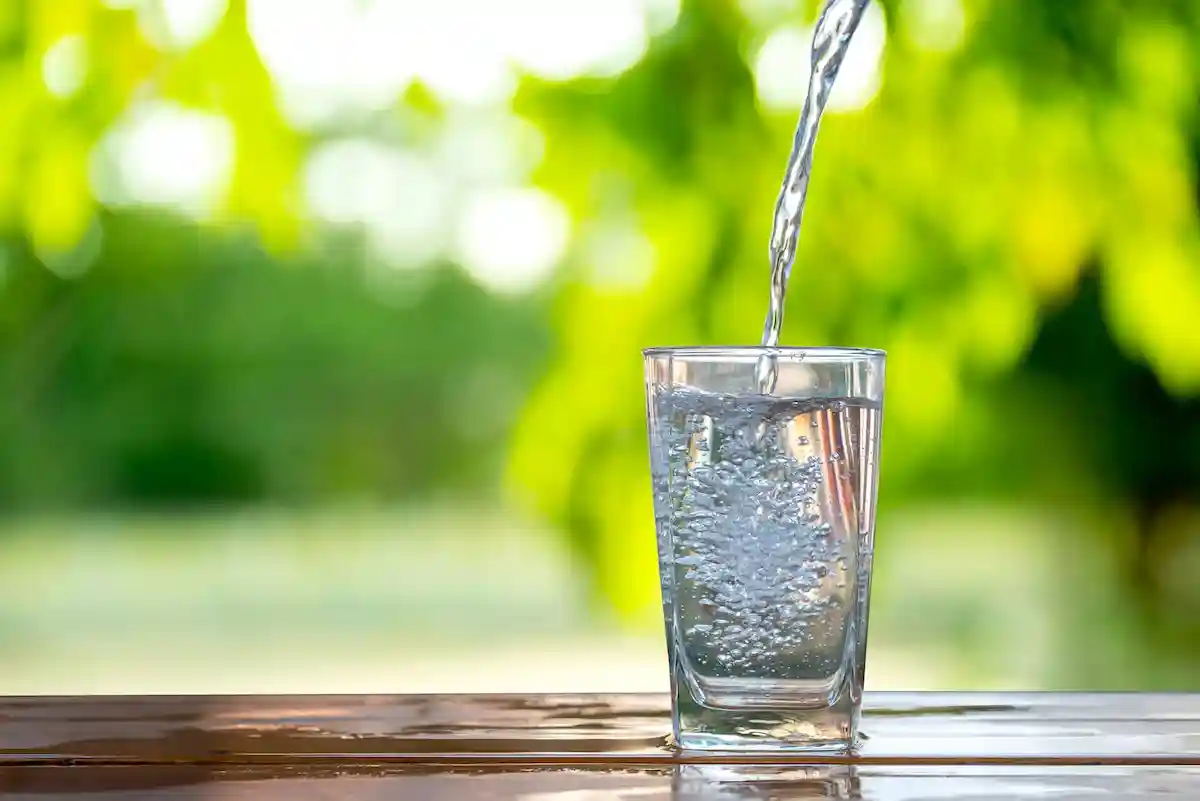 В стакане воды может поместиться море полезных свойств. Фото: jinnawat tawong / shatterstock.com