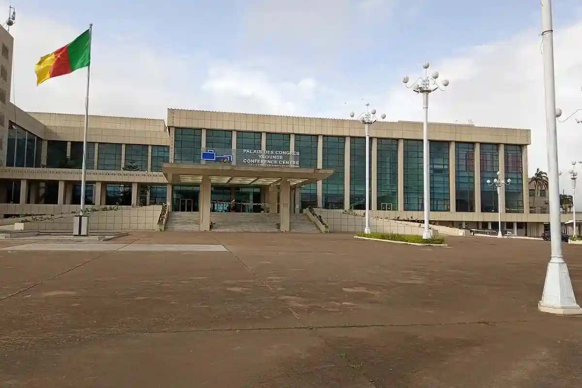 Вид на фасад конференц-центра Яунде. Фото: Mndetatsin / commons.wikimedia.org