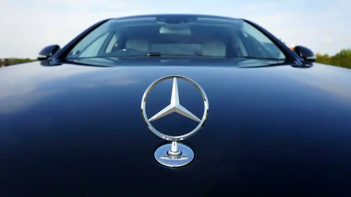 Суд с с Mercedes-Benz