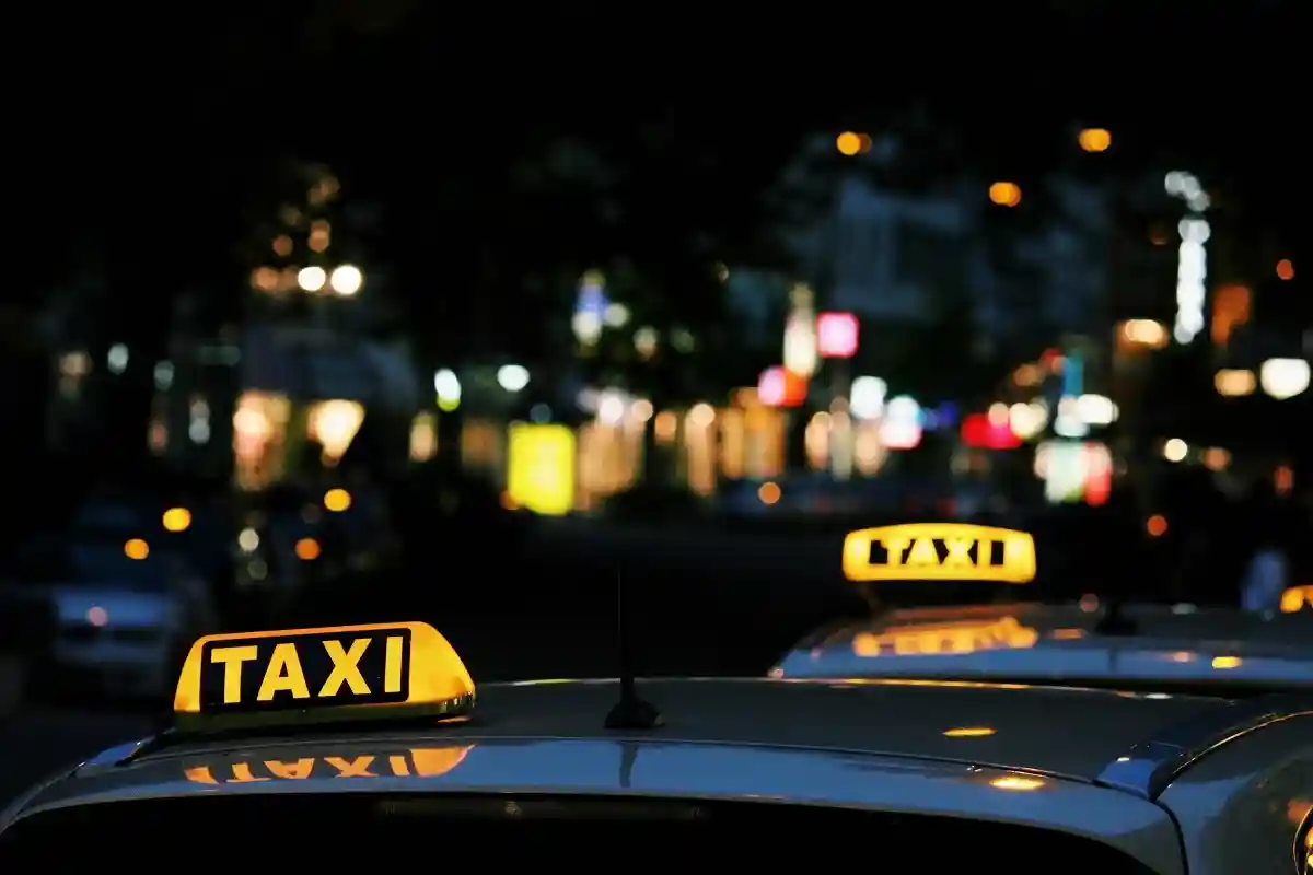 Moia и ioki расширят работу такси по требованию в пригородах. Фото: Lexi Anderson / Unsplash.com