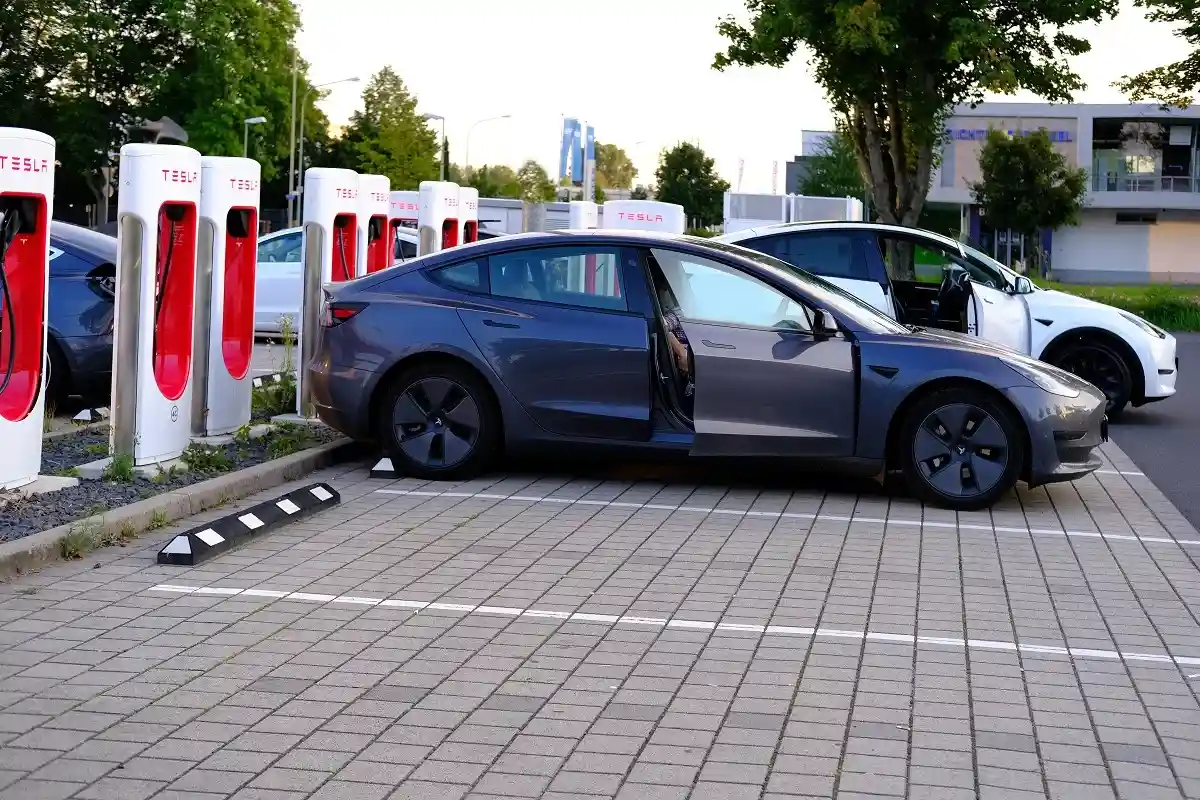 В Германии выявили программный сбой в 59 тысячах электрокаров Tesla