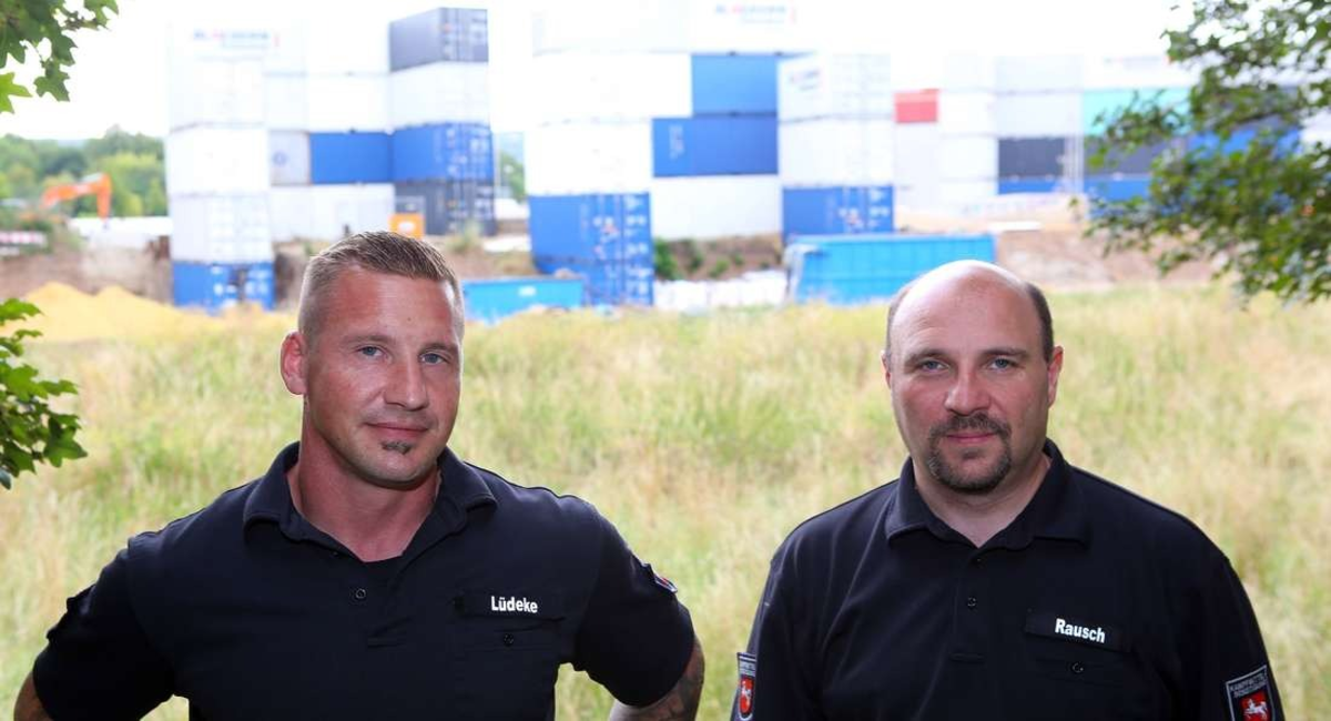 Специалисты по обезвреживанию боеприпасов: подрывники Торстен Людеке (слева) и Маркус Рауш теперь могут начать свою настоящую работу со своей командой. © Stefan Rampel / NHA.DE