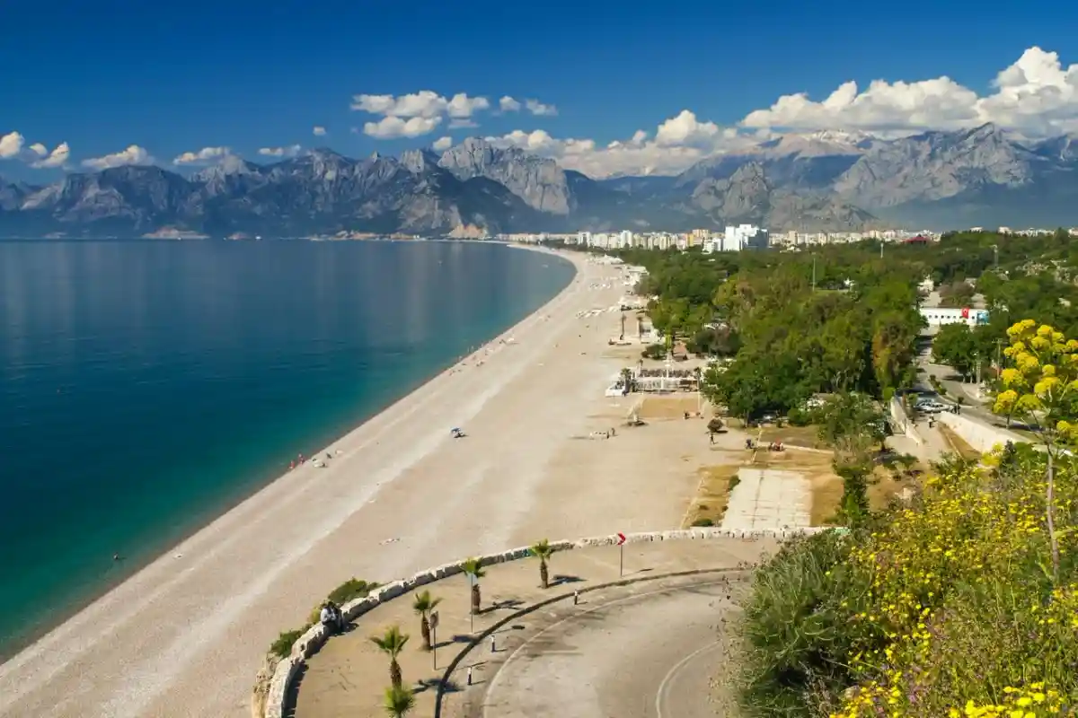 Турция лучшая курортная страна: рейтинг 2022 года. Пустующий пляж Анталии. Фото: Erik Karits / pexels.com