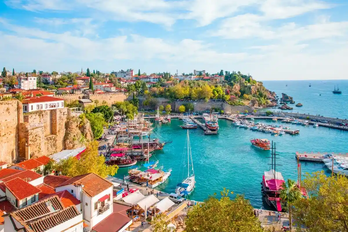Особенно дешевый отдых этим летом — в Турции. Здесь немцы получают почти в три раза больше товаров и услуг, но за более низкую цену. Фото: muratart / Shutterstock.com