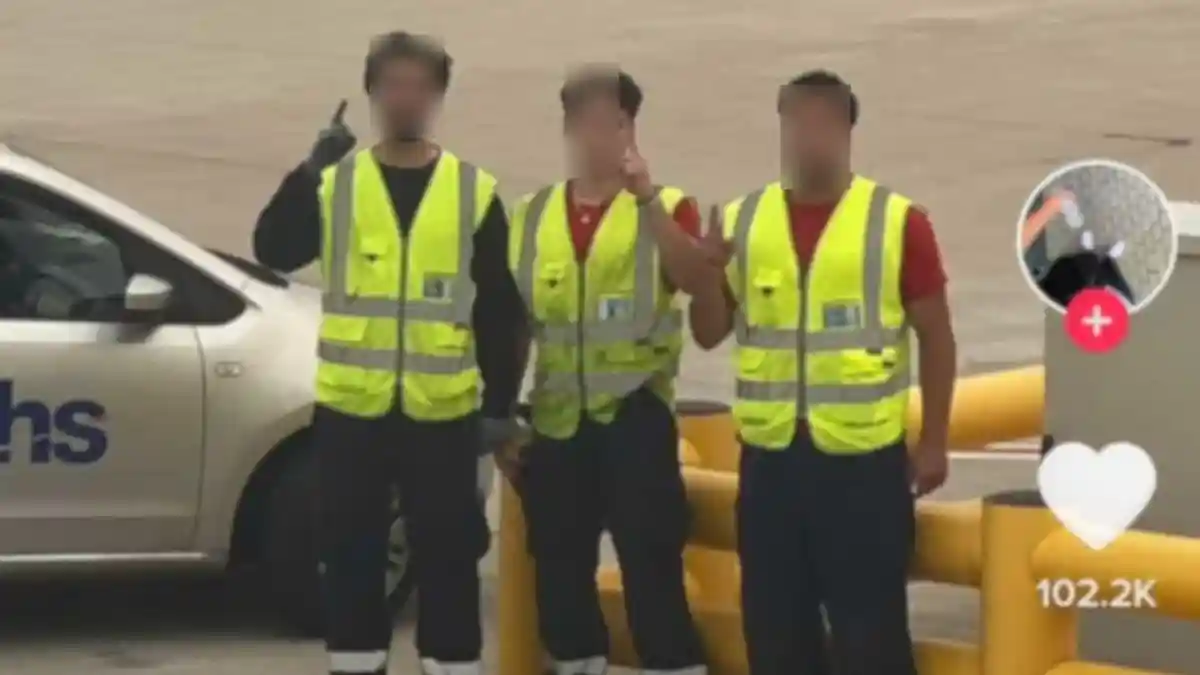 Рабочие в аэропорту Дюссельдорфа отдали исламистский салют. Фото: скрин из видео tiktok.com