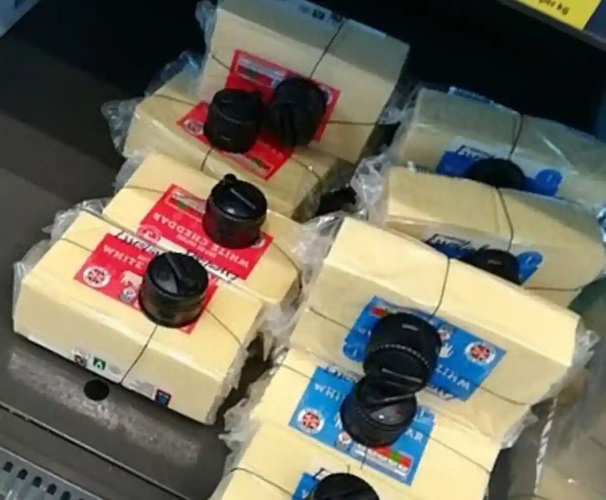 В британских супермаркетах маркируют сыр. Фото из Twitter