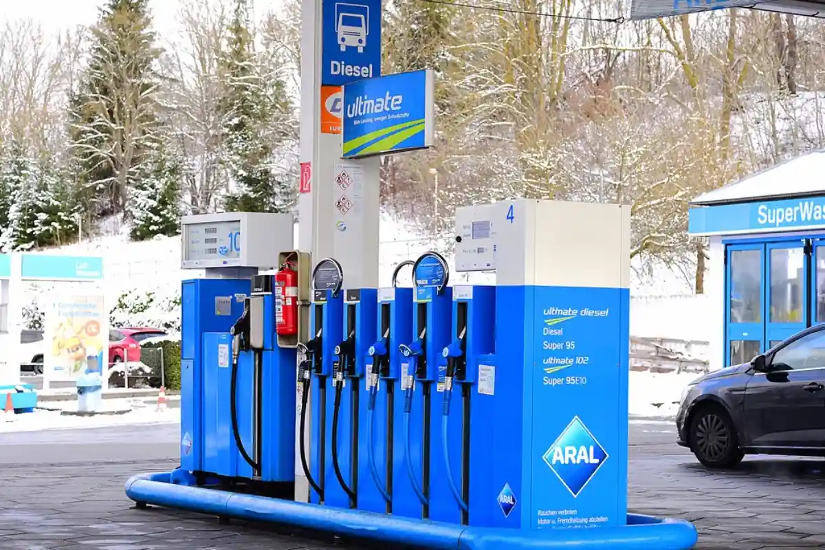 В Германии упали цены на бензин - Super E10 стоит теперь 1,75 евро. Фото: Vytautas Kielaitis / Shutterstock.com