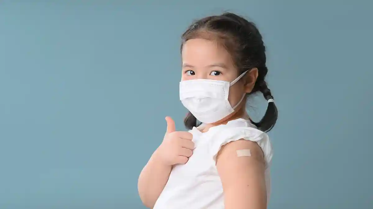 Около 61% детей в возрасте от 3 до 11 лет в Гонконге получили две дозы вакцины. Фото: kamon_saejueng / Shutterstock.com