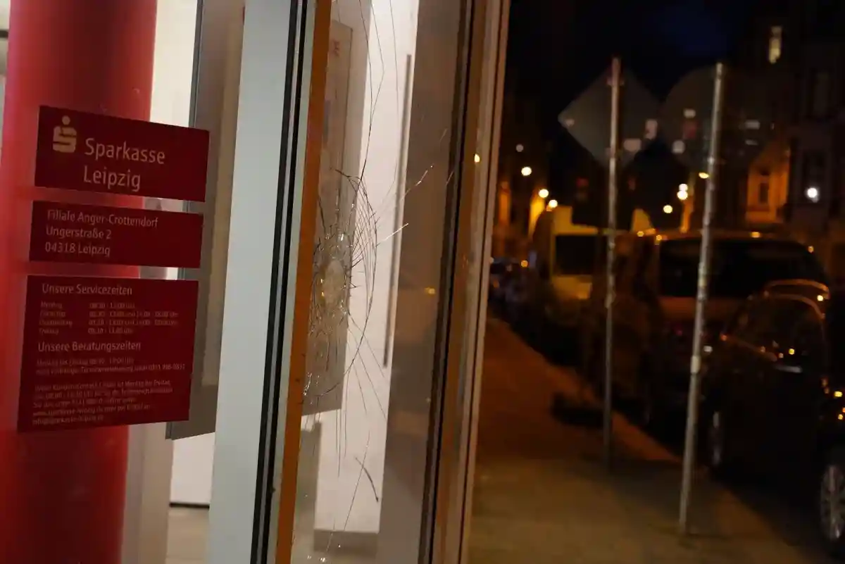 В Лейпциге 30 человек в капюшонах закидали банк камнями