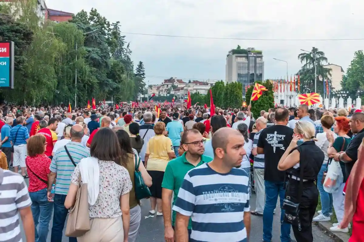 В Северной Македонии тысячи людей протестуют против предложенных им условий вступления в ЕС
