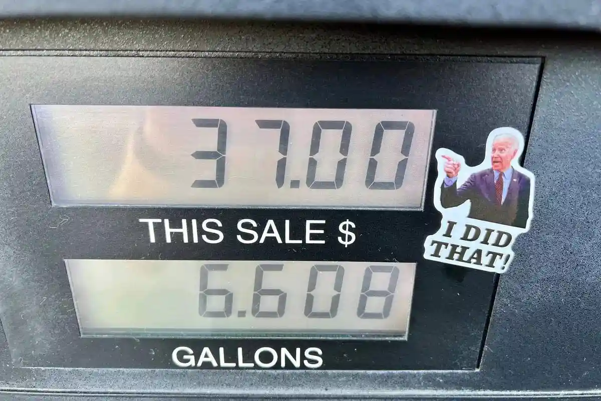 Американцы винят Джо Байдена в растущей инфляции и высоких ценах на бензин. Фото: Aussiedlerbote.de.